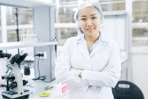 istock Asian Female Scientist in Laboratory 996340040
