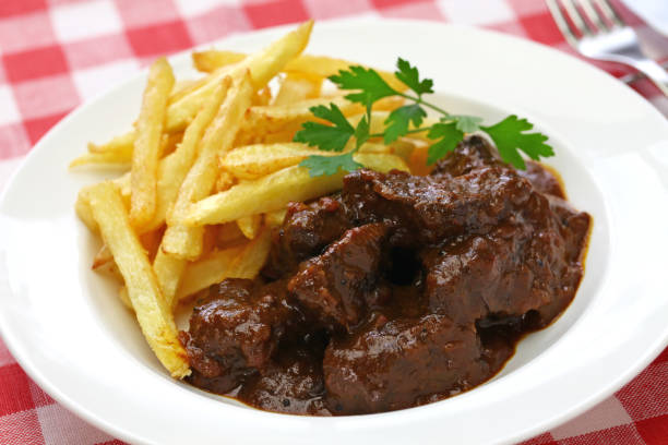 carbonade flamande, flemish beef stew, belgian cuisine carbonade flamande with frites , flemish beef stew, belgian cuisine flanders belgium photos stock pictures, royalty-free photos & images