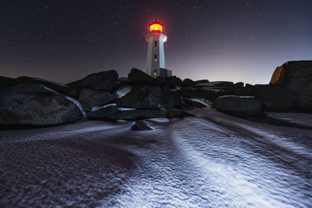 nuit d’hiver à peggy cove lighthouse - lighthouse scenics winter peggys cove photos et images de collection