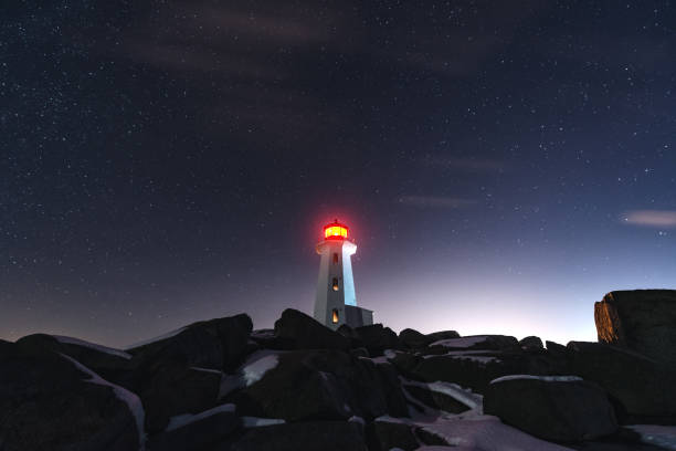 ペギーのコーブ灯台で冬の夜 - lighthouse scenics winter peggys cove ストックフォトと画像