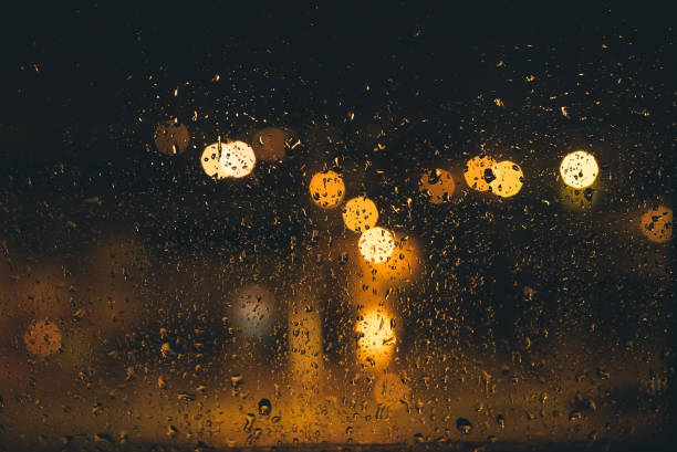 gouttes de pluie sur fenêtre dans la nuit - night wet road street photos et images de collection