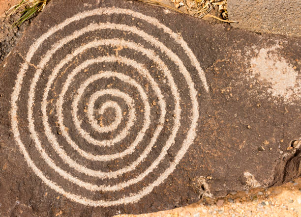 spiral petroglyph, new mexico pueblo etching - jemez mountains imagens e fotografias de stock