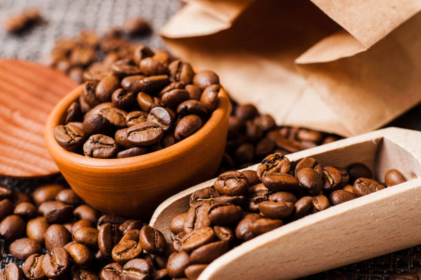 grains de café. buts de grains de café torréfiés. emballage pour café - coffee granules photos et images de collection