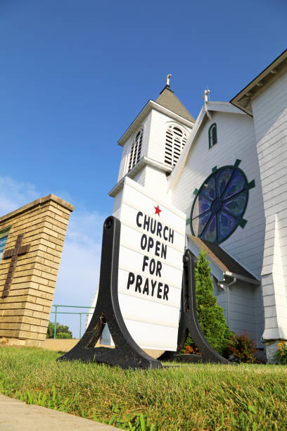 church open for prayer - church greeting welcome sign sign imagens e fotografias de stock
