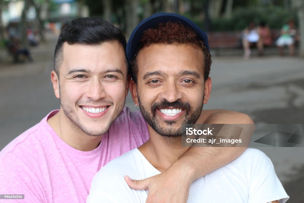 Pareja Gay Interracial Al Aire Libre Cerca Foto de stock y más banco de imágenes de 20 a 29 años - 20 a 29 años, Amistad, Varón - iStock Pareja Gay Interracial Al Aire Libre Cerca Foto de stock y más banco de imágenes de 20 a 29 años - 20 a 29 años, Amistad, Varón - iStock