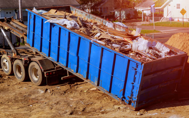contenitore di detriti di costruzione blu pieno di roccia e macerie di cemento. bidone della spazzatura industriale - tire recycling recycling symbol transportation foto e immagini stock