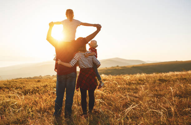 familia feliz: madre, padre, hijos hijo e hija en puesta de sol - espalda partes del cuerpo fotos fotografías e imágenes de stock