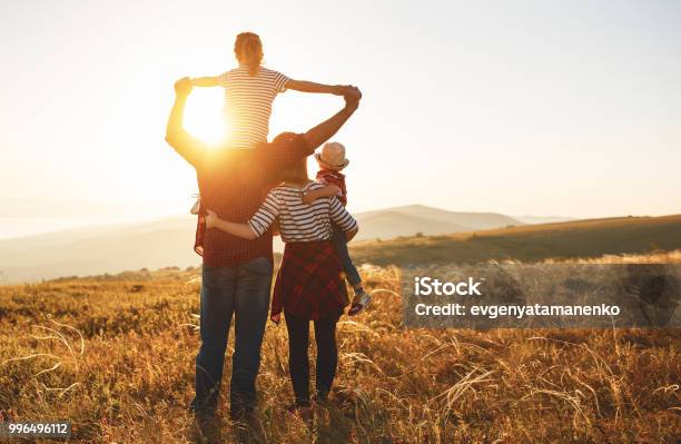 幸福的家庭 母親 父親 孩子兒子和女兒在日落 照片檔及更多 家庭 照片 - 家庭, 幸福, 健康的生活方式