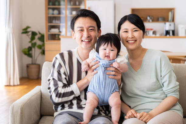 若いアジア系の家族の肖像画 - 家 写真 ストックフォトと画像