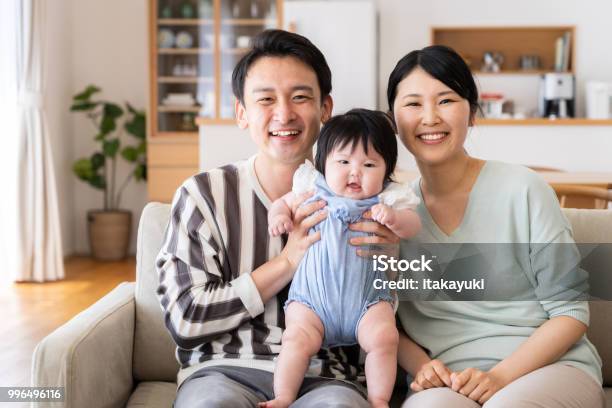 若いアジア系の家族の肖像画 - 家族のストックフォトや画像を多数ご用意 - 家族, 赤ちゃん, 日本人