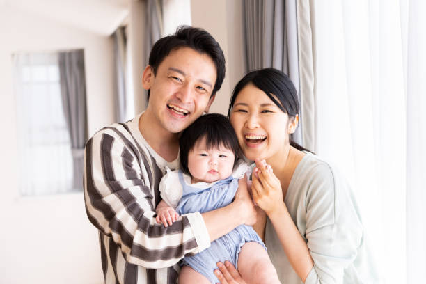 若いアジア系の家族の肖像画 - 家族　笑顔 ストックフォトと画像
