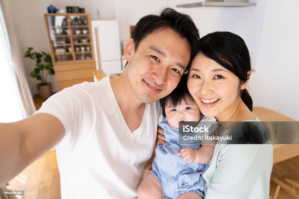 若いアジア系の家族の肖像画 - 家族のロイヤリティフリーストックフォト