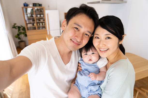 若いアジア系の家族の肖像画 - 屋内 写真 ストックフォトと画像