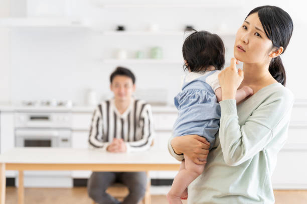 ダイニング ルームで若いアジア家族 - 育児ノイローゼ 日本人 ストックフォトと画像