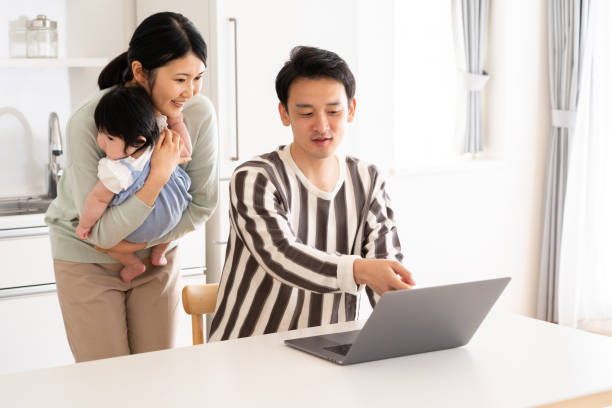 młoda azjatycka rodzina używająca laptopa w kuchni - two parent family asian ethnicity couple computer zdjęcia i obrazy z banku zdjęć
