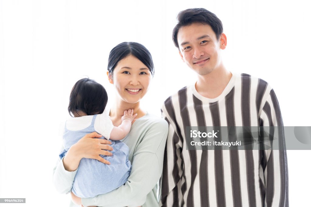 若いアジア系の家族の肖像画 - 白背景のロイヤリティフリーストックフォト