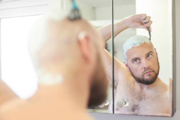 istock Shaving head in the bathroom 996505444
