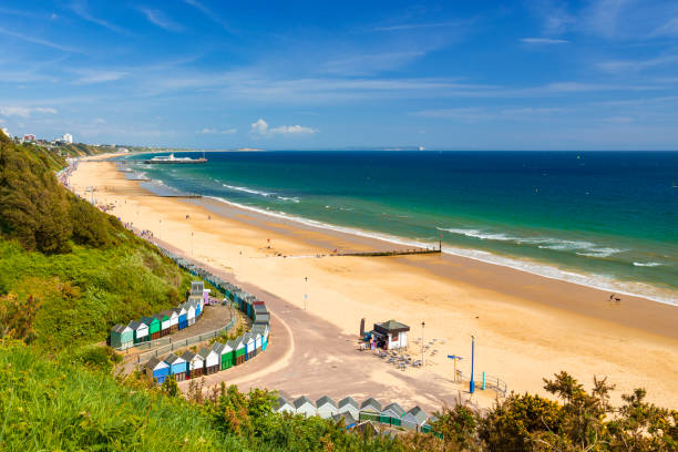 areia, cais, mar e praia de bournemouth - bournemouth - fotografias e filmes do acervo