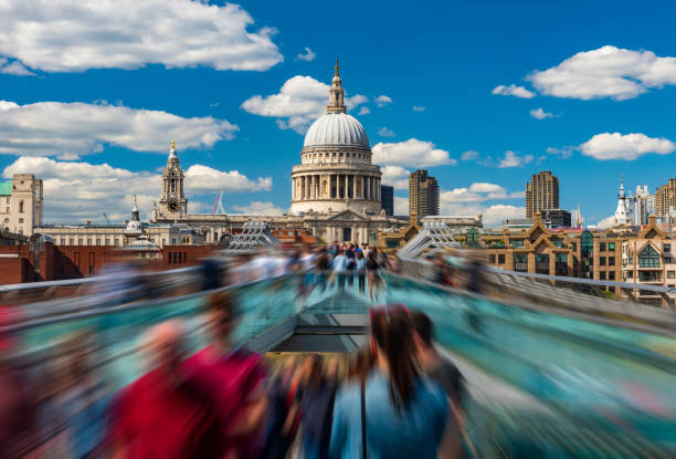 busy london commuters cross a bridge - millennium bridge imagens e fotografias de stock