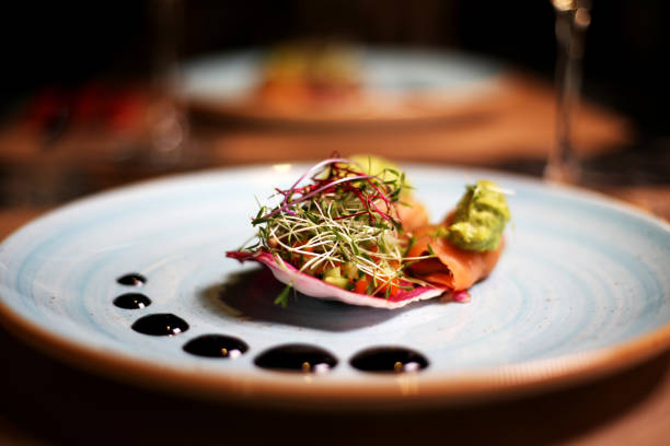 salmone su un piatto - plate dinning table blue foto e immagini stock