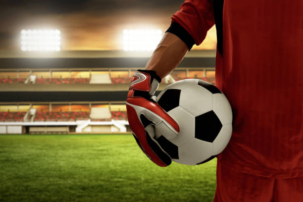 サッカー ゴールキーパー サッカー ボールを保持しています。 - catching football human hand ball ストックフォトと画像