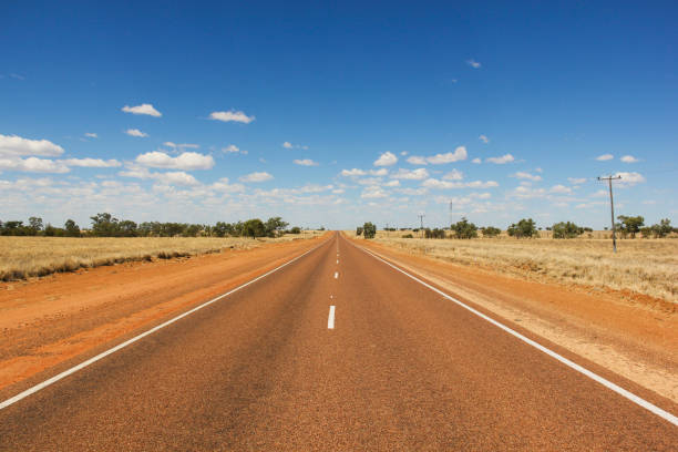 strada vuota in una giornata di sole nel deserto in outback australia - outback australia australian culture land foto e immagini stock