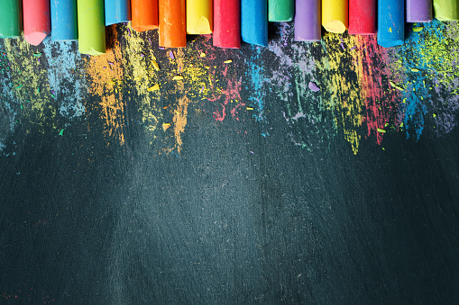 Crayones coloridos en la pizarra, dibujando. A fondo de escuela photo