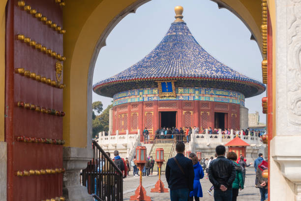 люди, посещающие храм неба в пекине - beijing temple of heaven temple door стоковые фото и изображения