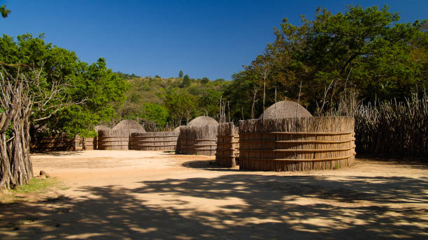 traditional swati hut at the village near manzini, mbabane, swaziland - swaziland imagens e fotografias de stock