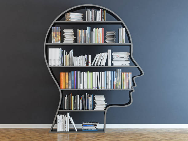 cabeza con una estantería delante de pared negro - bookshelf learning education study fotografías e imágenes de stock