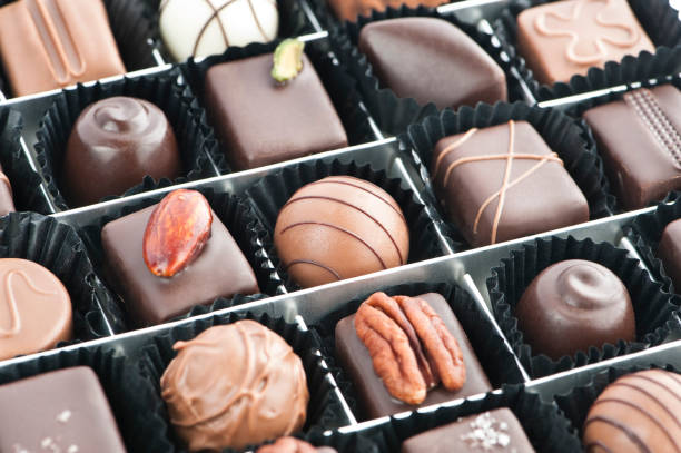 cioccolatini - chocolate almond foods and drinks white chocolate foto e immagini stock