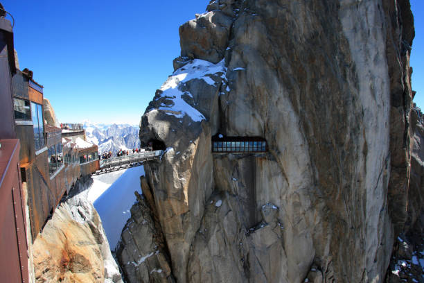 platform üzerinde ile ilgilenen aiguille du midi panoramik üst - aiguille de midi dağı stok fotoğraflar ve resimler