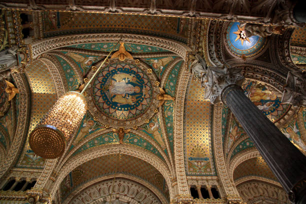 reich verzierte decke der basilika notre-dame de fourvière - basilika notre dame de fourvière stock-fotos und bilder