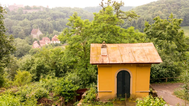 little yellow house in woodland - altmühltal imagens e fotografias de stock
