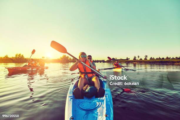 Natura Selvaggia E Divertimento In Acqua Durante Le Vacanze Estive Campeggio E Pesca - Fotografie stock e altre immagini di Famiglia