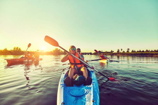 夏休みに野生の自然と水の楽しい。キャンプや釣り。 - kayaking kayak river sport ストックフォトと画像