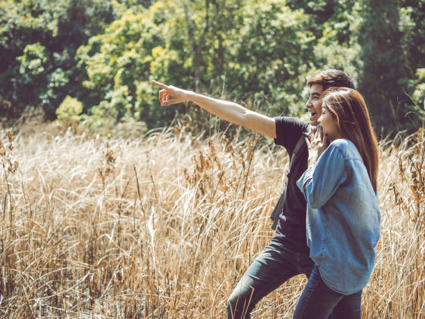 dos pareja en prado, hipster mirando, caminando para rutas de montaña para trekking/senderismo/camping en vacaciones/vacaciones/mochila, vida de libertad para el concepto de adolescente - couple old fashioned hipster holding hands fotografías e imágenes de stock