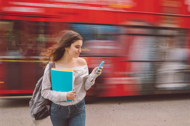 ロンドン女子高生 - female mobility blank teenage girls ストックフォトと画像