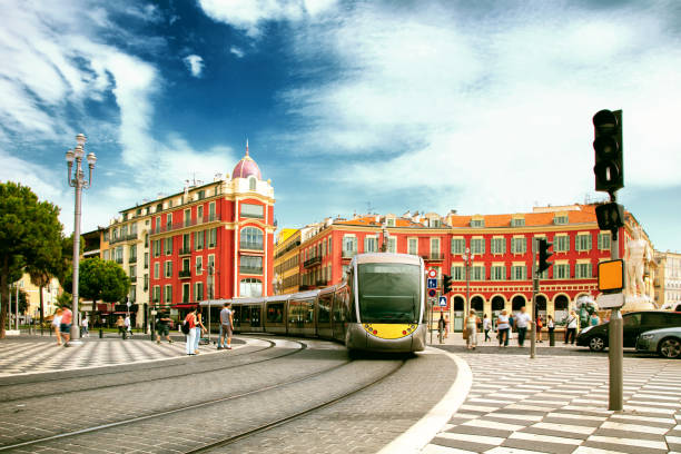 nizza, francia; traffico intenso di persone e veicoli per le strade luminose nizza - city of nice france massena city foto e immagini stock