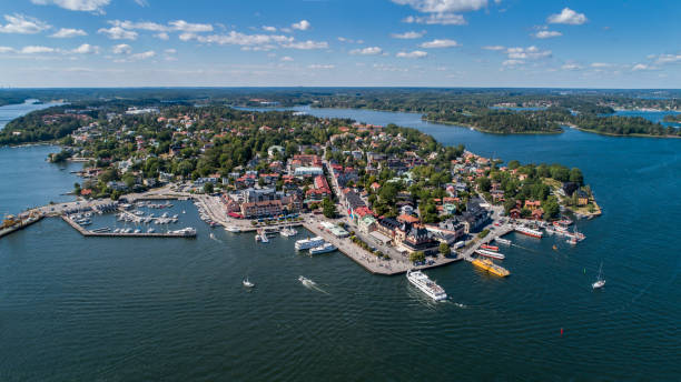 vista aérea sobre vaxholm en archipiélago de estocolmo - sweden nobody building exterior architectural feature fotografías e imágenes de stock