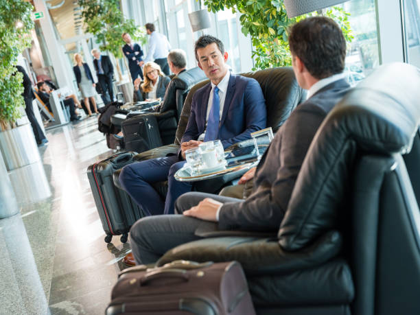 비즈니스 사람들이 공항의 자에 앉아 - business travel luxury indoors plant 뉴스 사진 이미지