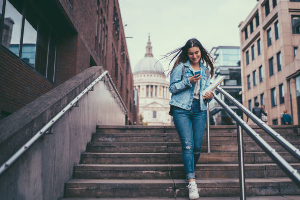 colegiala de londres - student london england teenage girls teenager fotografías e imágenes de stock