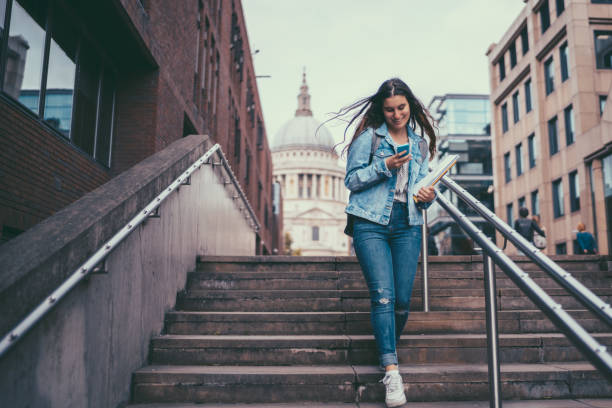 лондонская школьница - university education walking teenage girls стоковые фото и изображения
