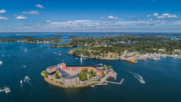 vista aérea sobre o castelo de vaxholm no arquipélago de estocolmo - stockholm archipelago sweden stockholm island - fotografias e filmes do acervo