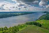sommer-fluss-hohe-felsen-blauer-himmel-s