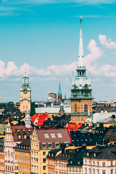 stockholm, schweden. altstadt mit hohen turm der deutschen kirche oder st. gertrud-kirche in gamla stan, die altstadt im zentralen teil der schwedischen hauptstadt im sommer - stadsholmen stock-fotos und bilder