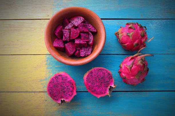 Dragon frutas sobre fondo de madera. - foto de stock