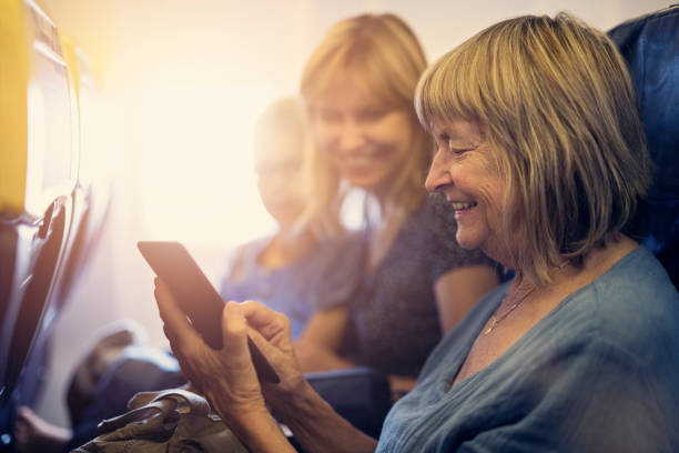 rodzina wielopokoleniowej podróżująca samolotem - grandparent family reading inside of zdjęcia i obrazy z banku zdjęć