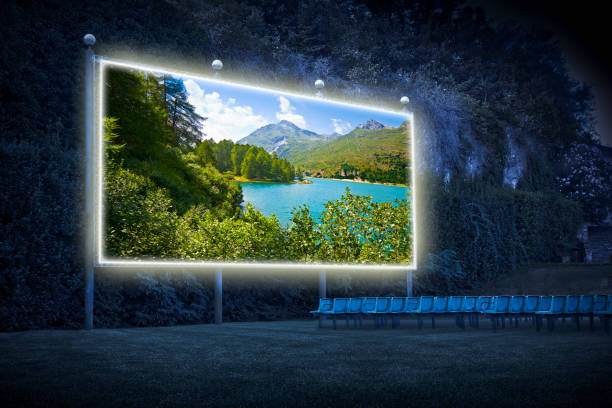 夏の日にアッパーエンガディン渓谷のシルス湖(ヨーロッパ - スイス) - 屋外映画のコンセプト画像"n - silvaplanersee ストックフォトと画像