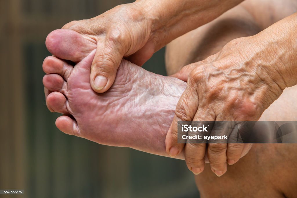 고위 여자의 손에 대 한 그녀의 발을 마사지 마사지 개념 - 로열티 프리 발 스톡 사진